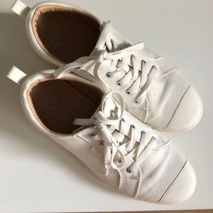 10w Basic White Casual Sneaker 10 wide